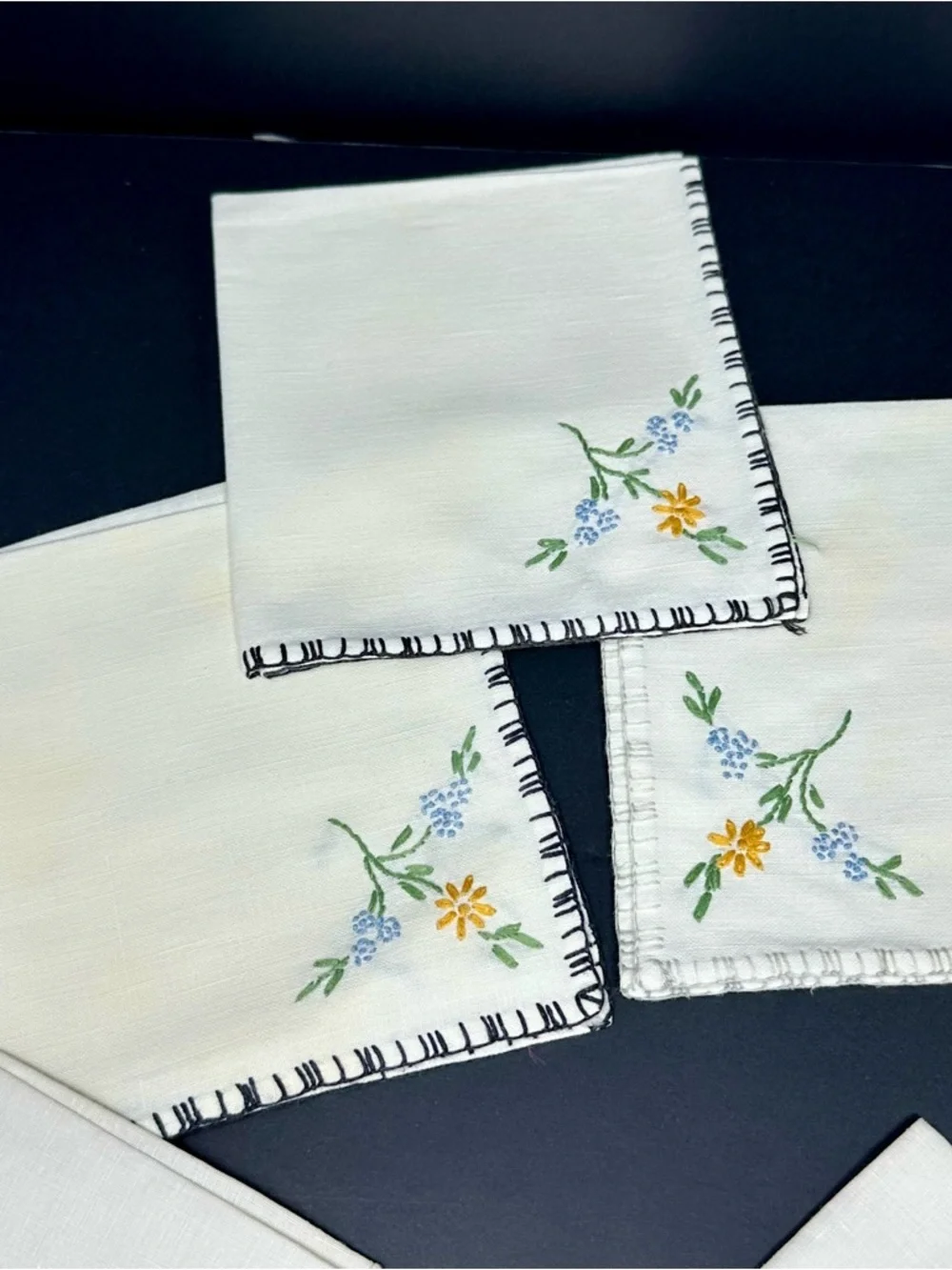 Vintage Linen Beige Floral Cut Out Scalloped (6) & Hand Embroided (4) Napkins A3